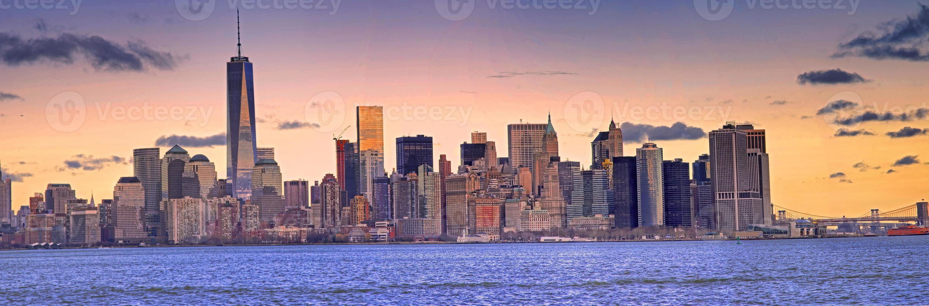 horizonte de manhattan durante el anochecer visto desde la isla de la libertad, nueva york, ee.uu. foto