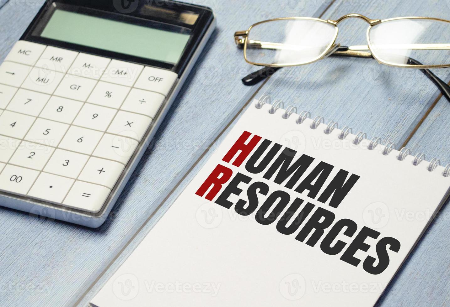 bloc de notas con texto recursos humanos con calculadora y bolígrafo foto