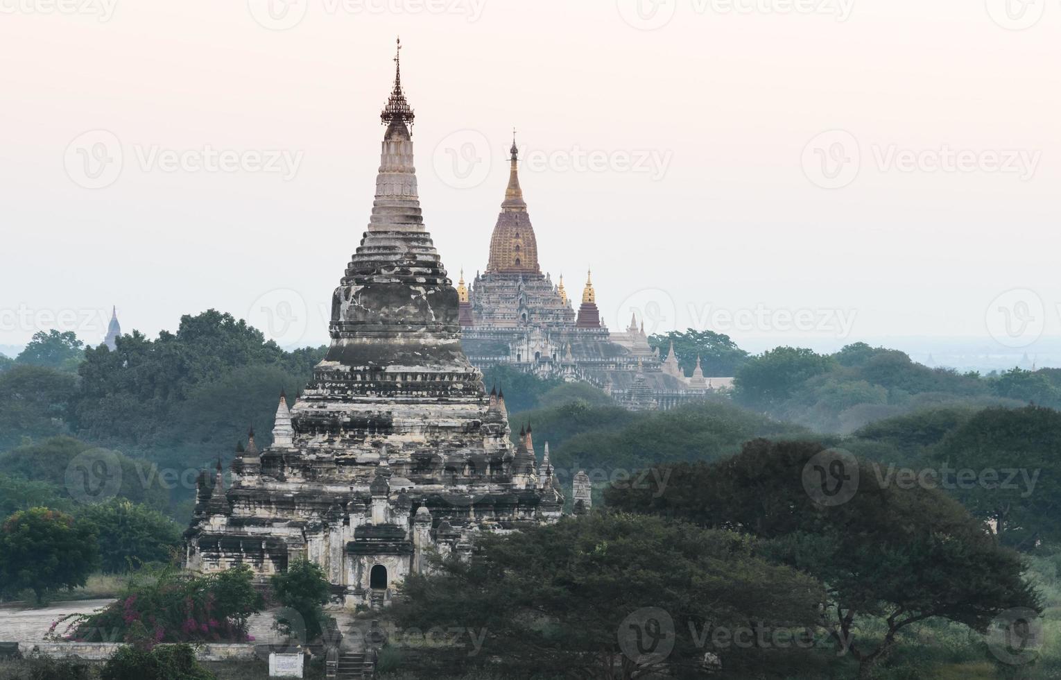 templos antiguos en bagan, myanmar foto