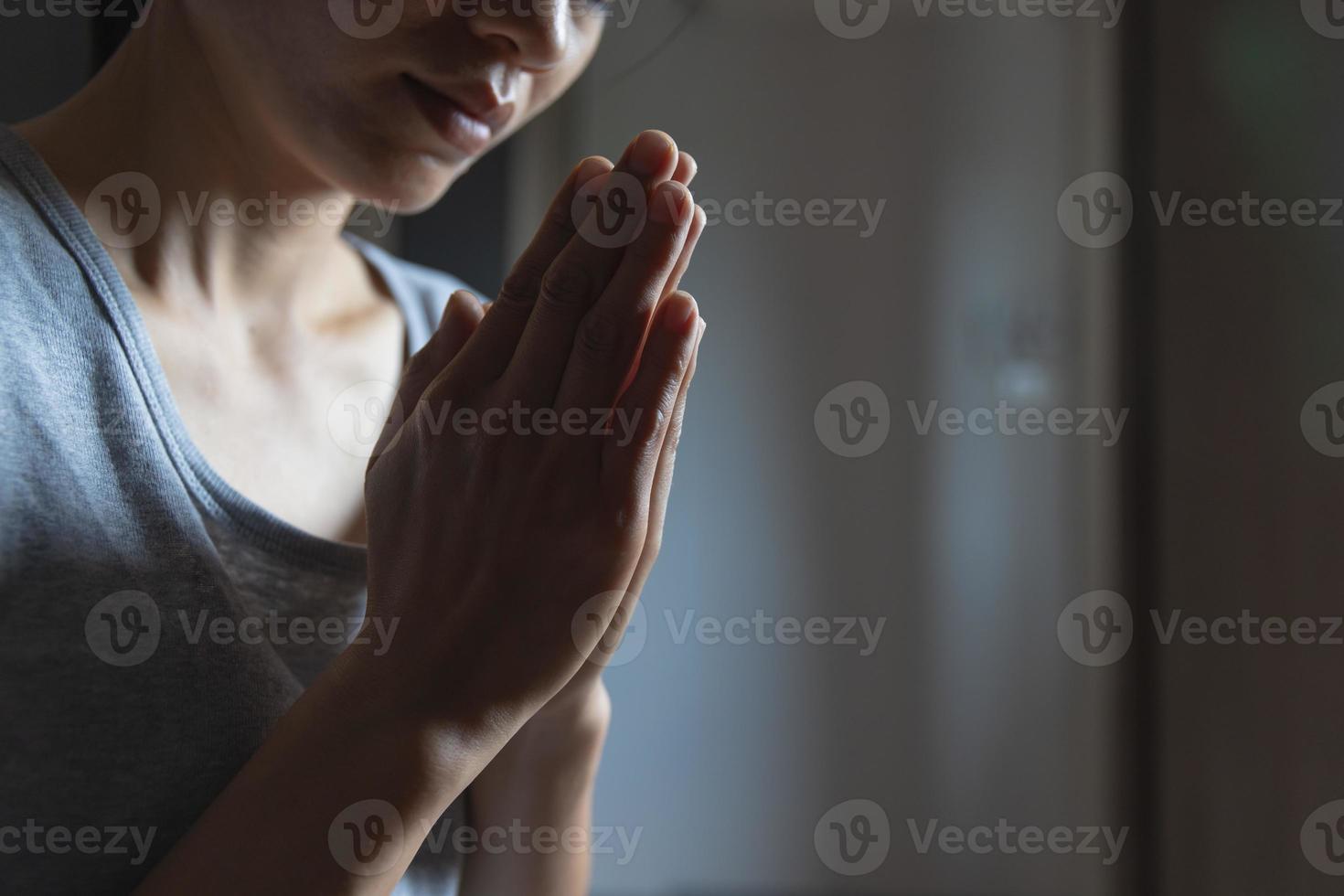 mujer rezando manos con fe en la religión y creencia en dios. namaste o namaskar gesto de manos, respeto, posición de oración. foto