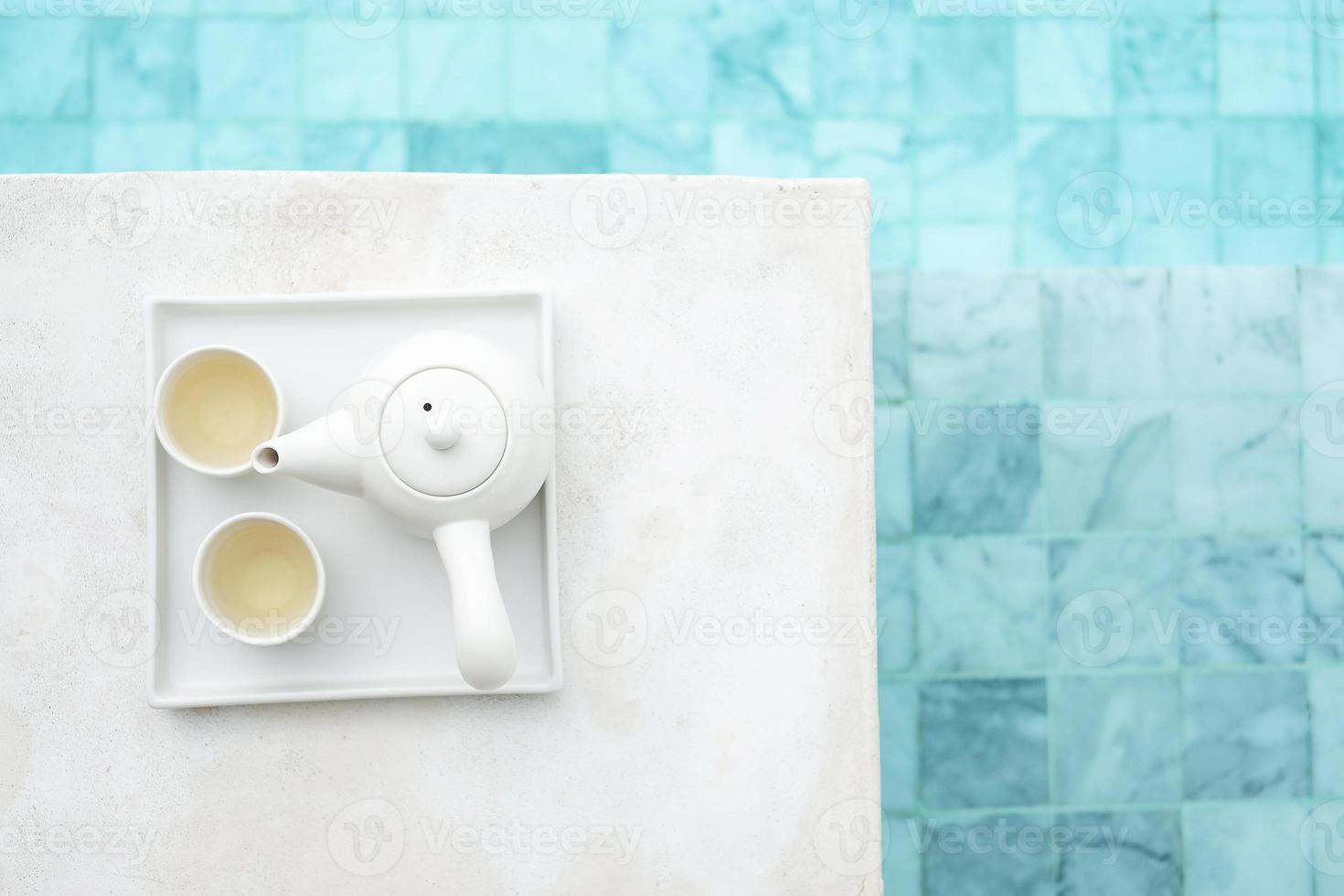 tetera caliente junto a la piscina en un hotel de lujo. concepto de viajes de verano, vacaciones, vacaciones y fines de semana foto