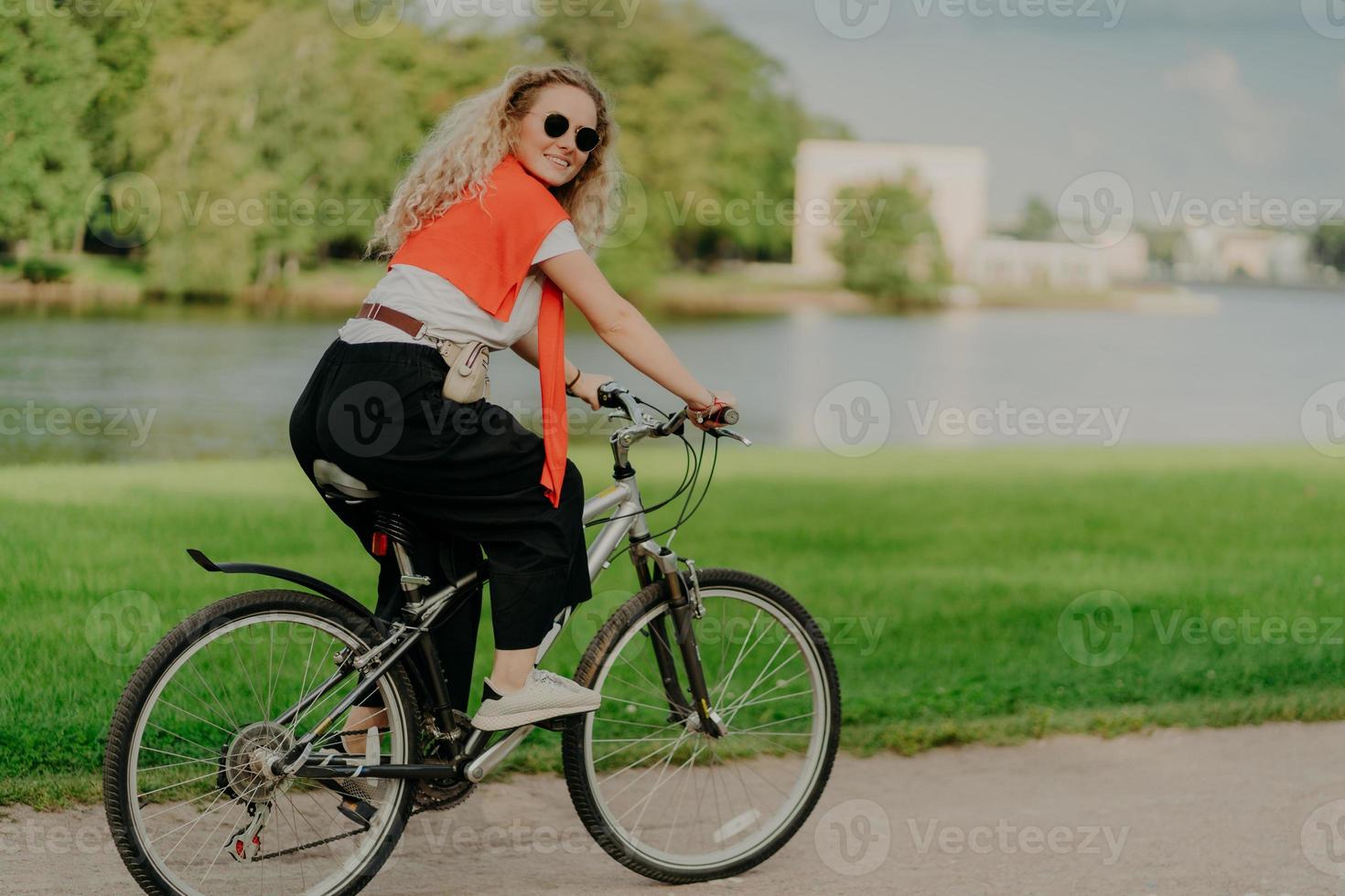 imagen de una modelo femenina monta en bicicleta mira a un lado