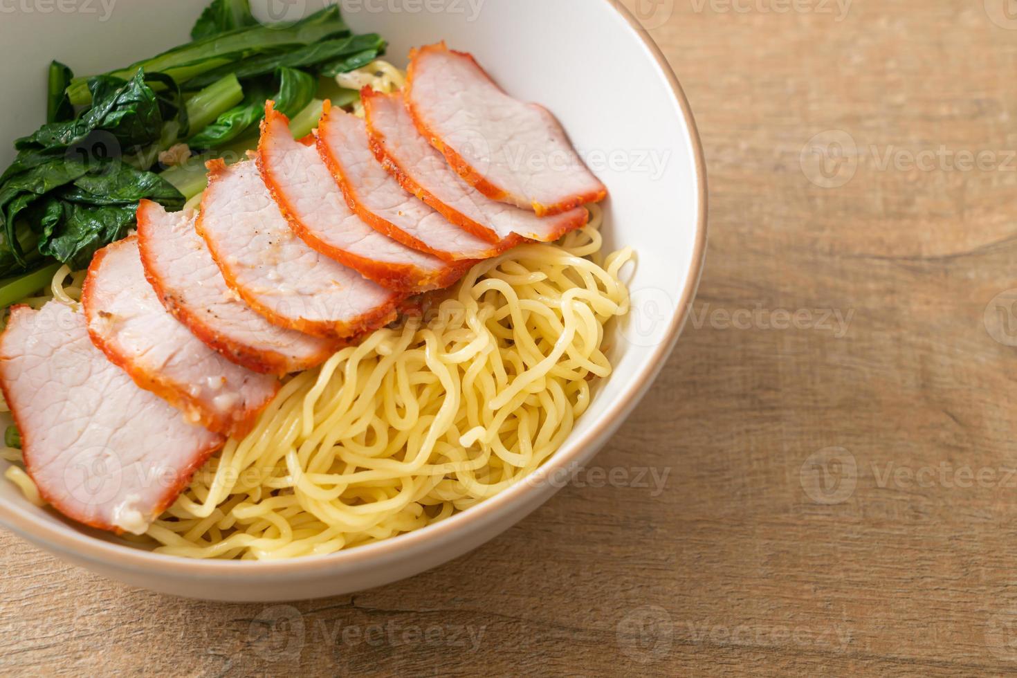 Fideos de cerdo rojo a la barbacoa con sopa foto