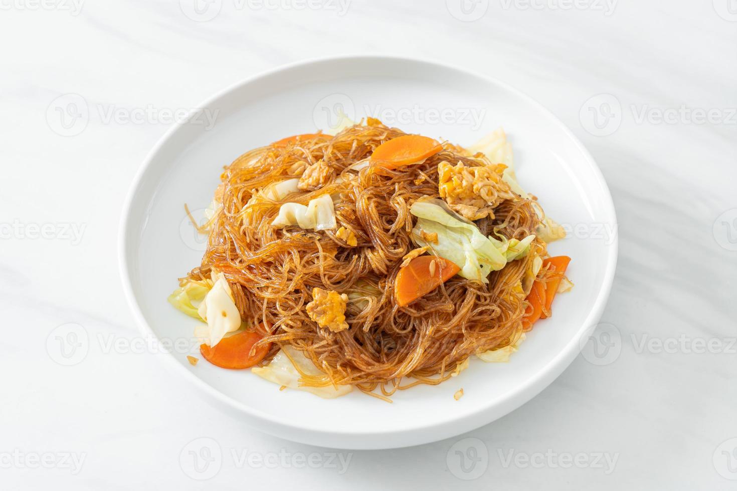 stir fried vermicelli with cabbage, carrot and egg photo