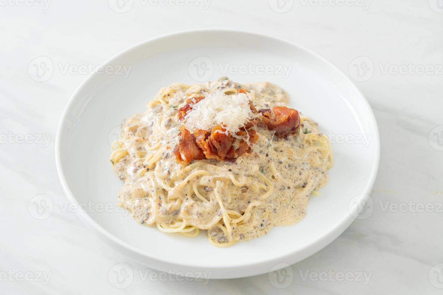 spaghetti with truffle cream sauce and mushroom photo