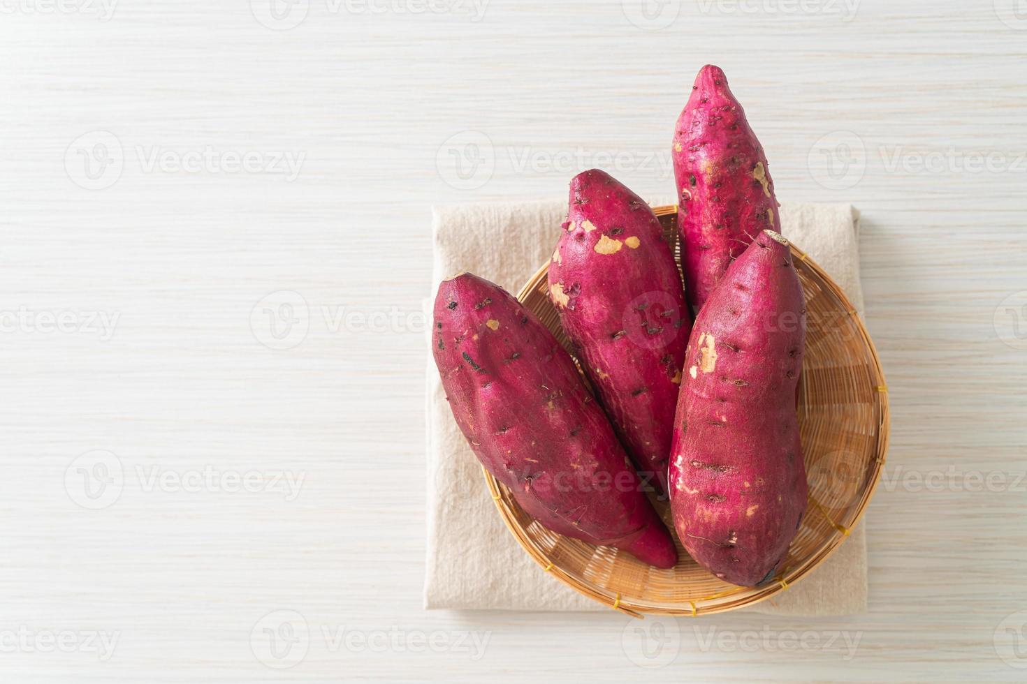 batatas japonesas en la cesta foto