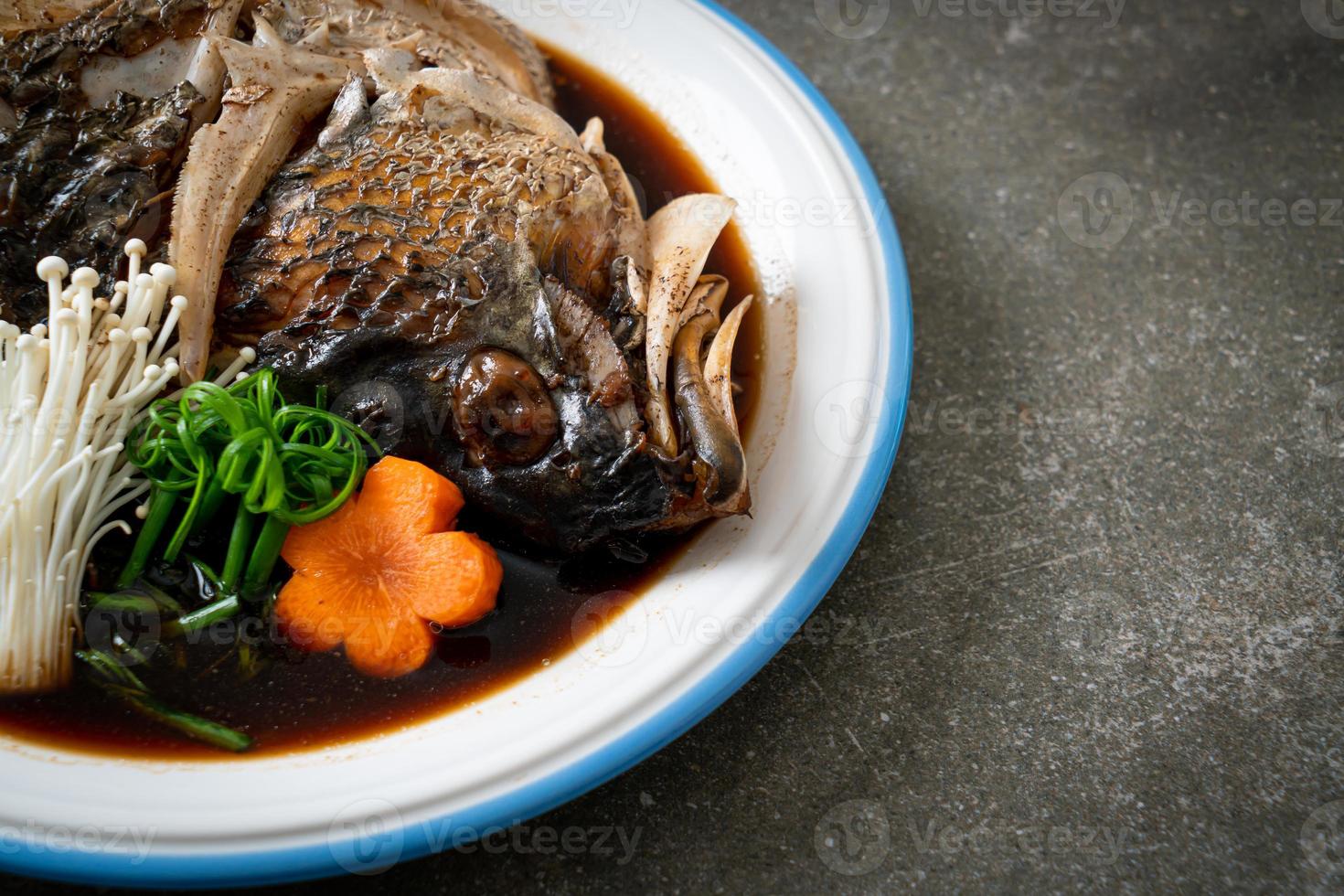 cabeza de pescado hervida con salsa de soja foto