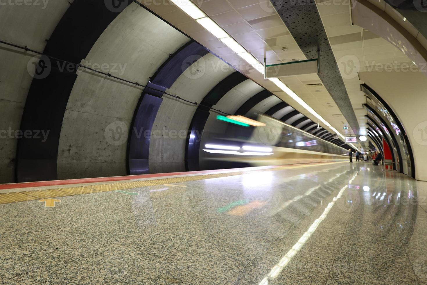 metro moviéndose en una estación foto