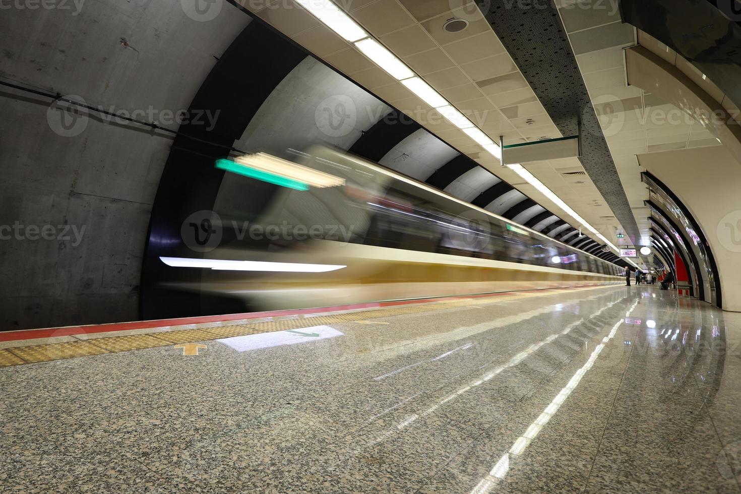 metro moviéndose en una estación foto