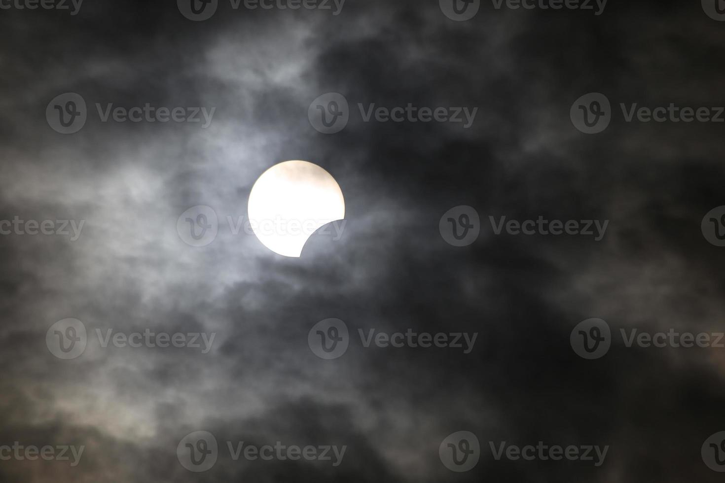 eclipse solar parcial en estambul, turquía foto