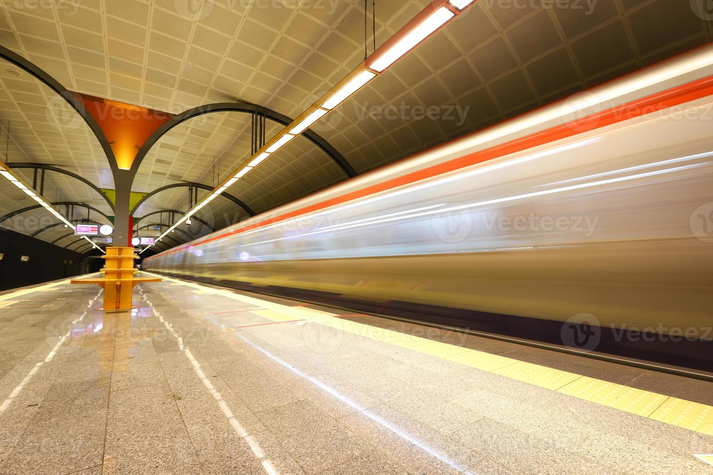 metro moviéndose en una estación foto