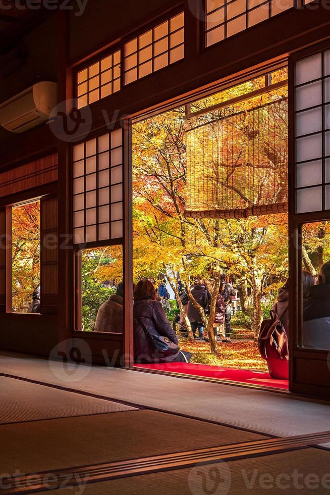 turistas viendo la hermosa hoja de arce en el jardín japonés en el templo enkoji, kyoto, japón. hito y famoso en la temporada de otoño foto