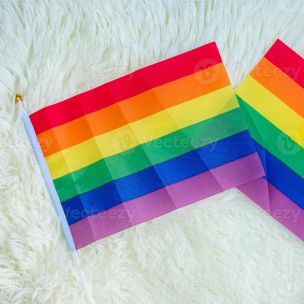 bandera del arco iris lgbtq sobre fondo blanco. apoyar la comunidad lesbiana, gay, bisexual, transgénero y queer y el concepto del mes del orgullo foto