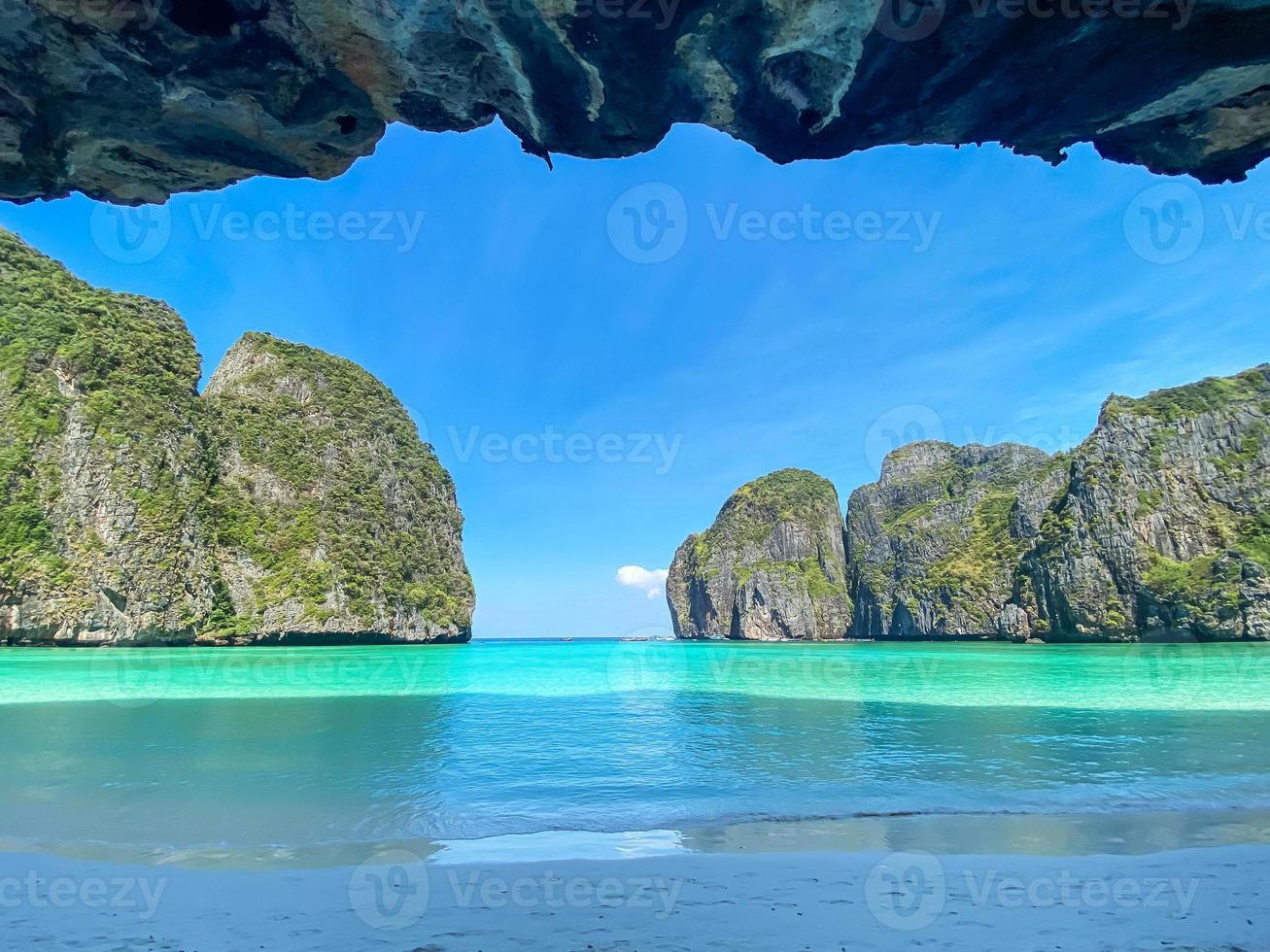 hermoso paisaje de maya bay beach en la isla phi phi, krabi, tailandia. punto de referencia, destino de viaje del sudeste asiático, concepto de vacaciones y vacaciones foto