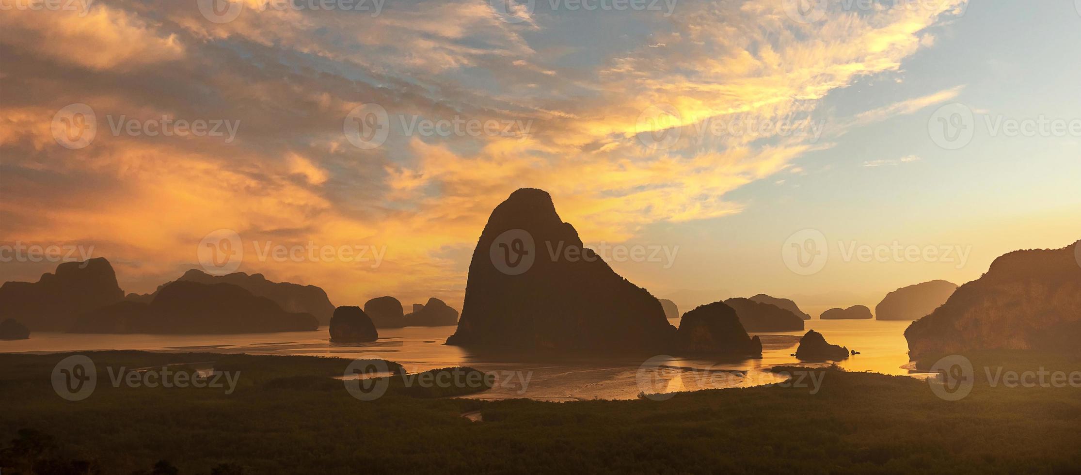 paisaje punto de vista de la bahía de phang nga en samet nang she cerca de phuket en el sur, tailandia, punto de referencia y popular para la atracción de turistas. viajes al sudeste asiático y concepto de vacaciones de verano tropical foto