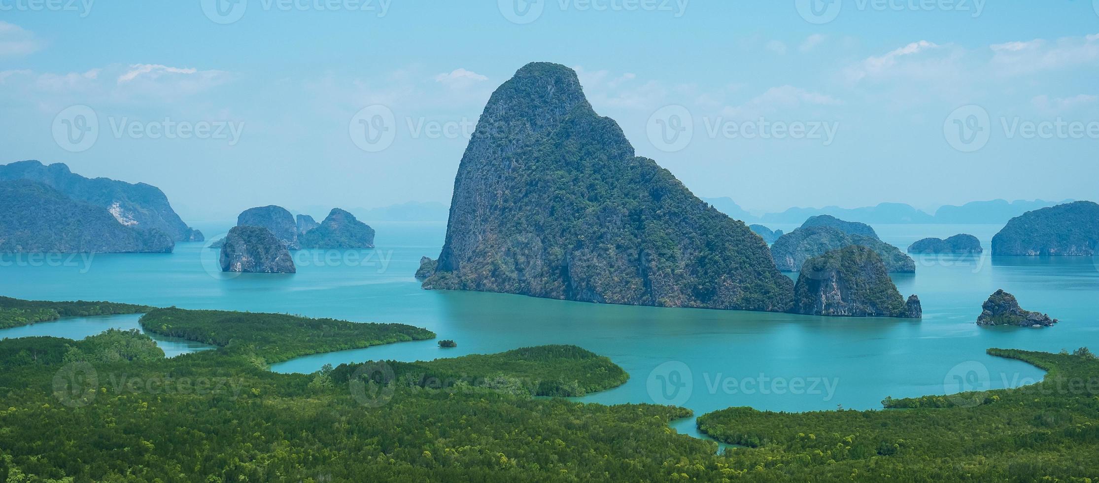 paisaje punto de vista de la bahía de phang nga en samet nang she cerca de phuket en el sur, tailandia, punto de referencia y popular para la atracción de turistas. viajes al sudeste asiático y concepto de vacaciones de verano tropical foto