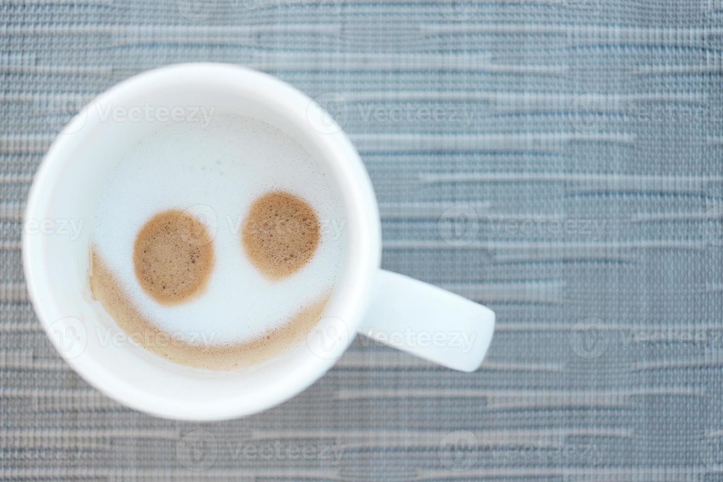 forma de cara de sonrisa de café capuchino caliente. que tengas un buen concepto de día foto