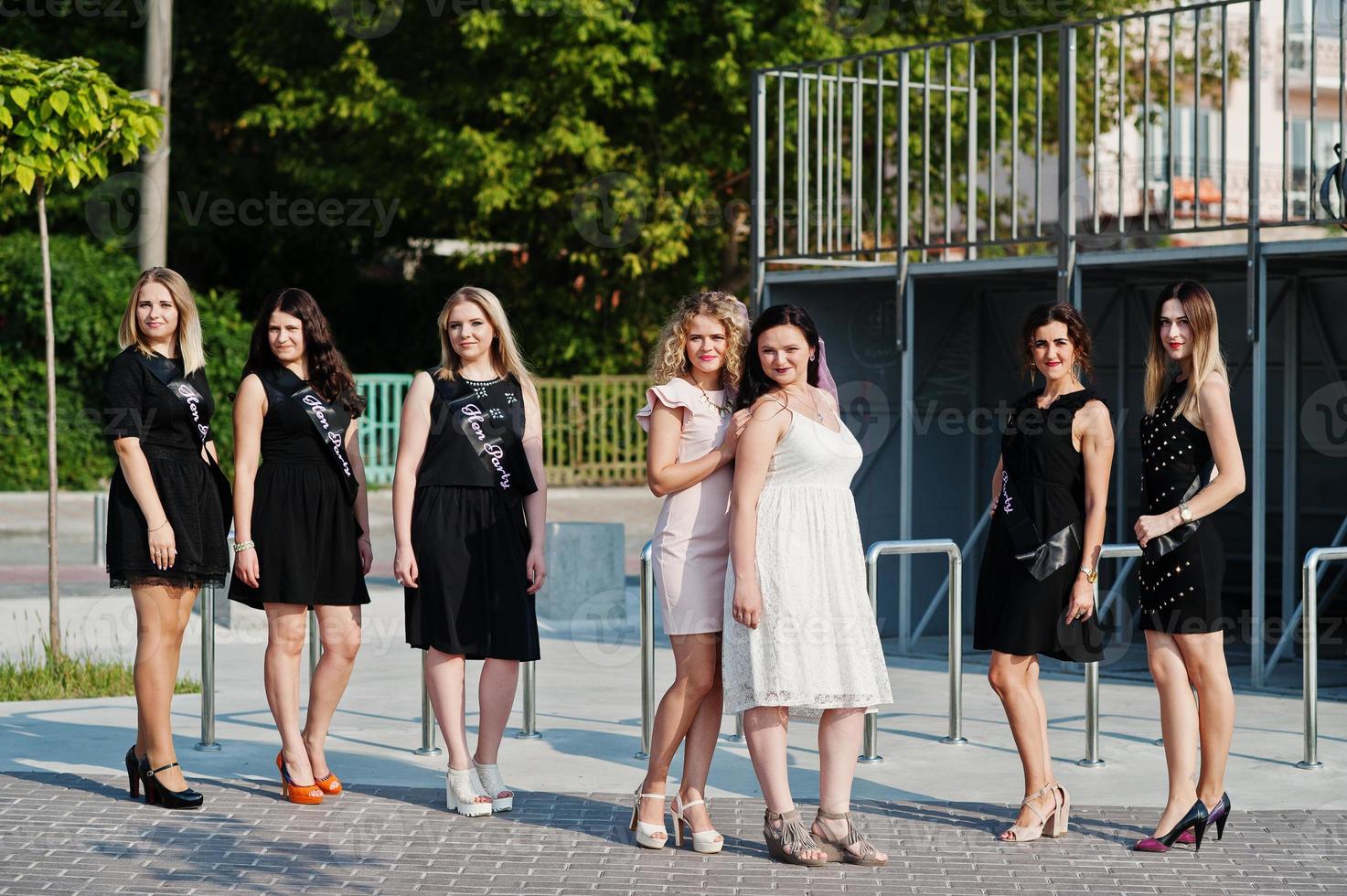 grupo de 7 chicas vestidas de negro y 2 novias en despedida de soltera. foto