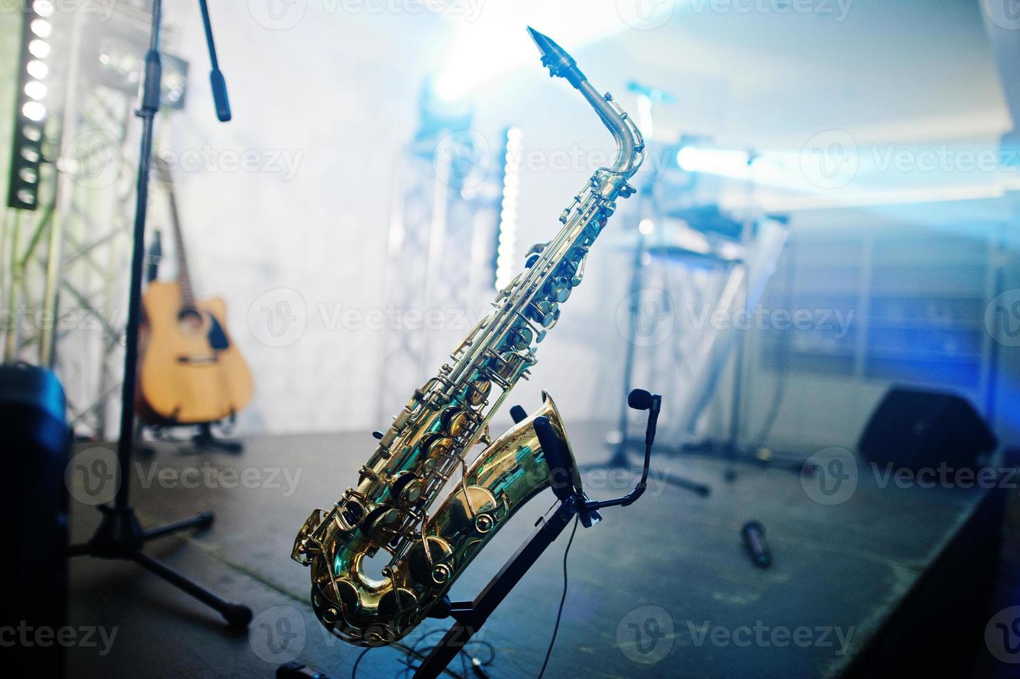escenario de músico de fondo de saxofón con luces. foto