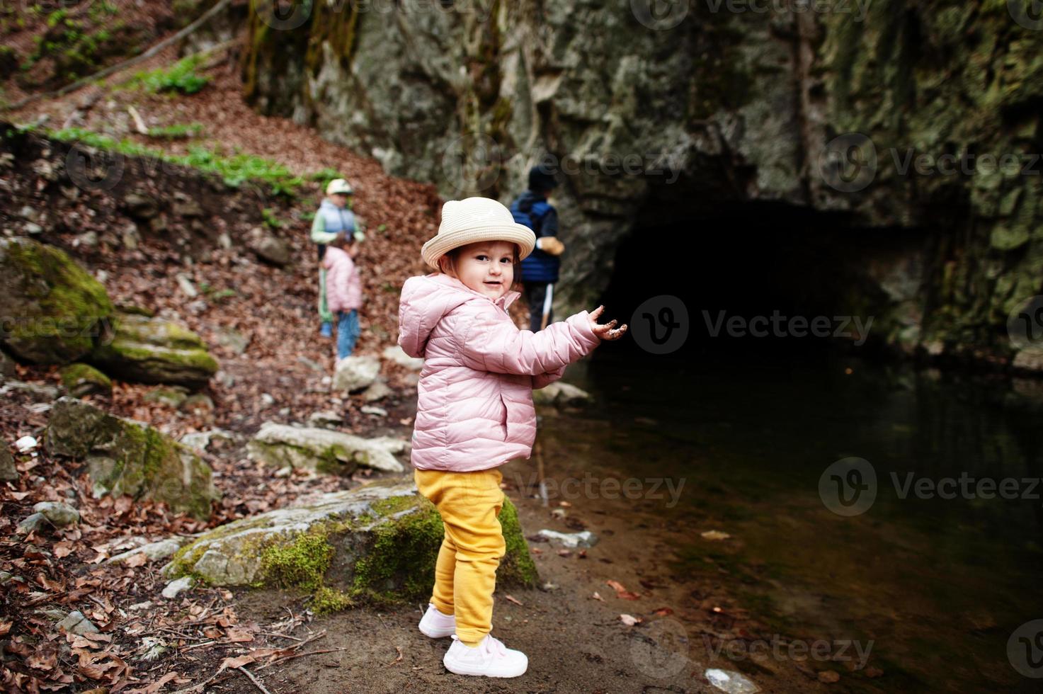 niños cerca de las cuevas de punkva, karst de moravia, república checa. foto