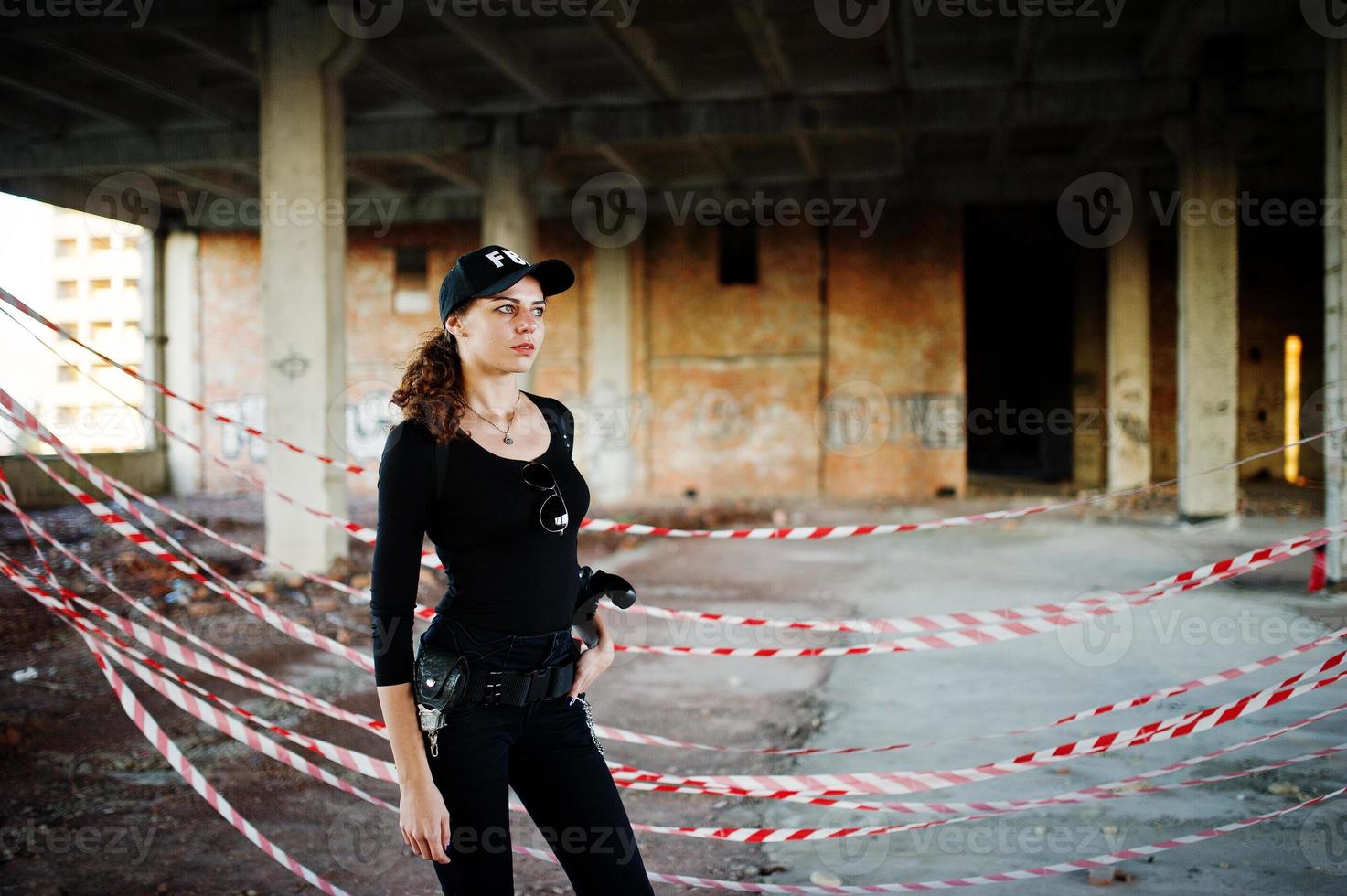 sexy agente femenina del fbi en un lugar abandonado. foto