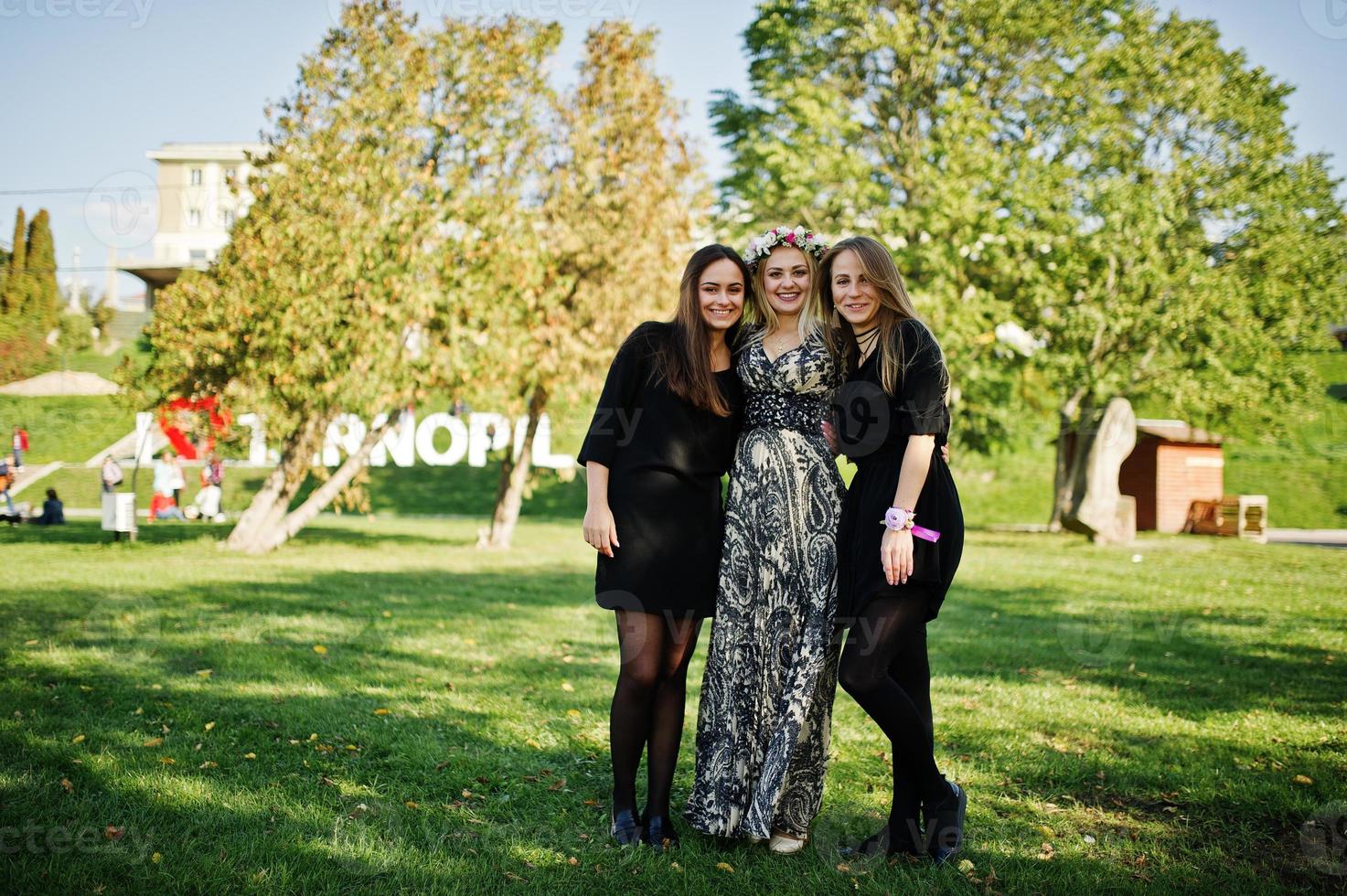 tres chicas visten de negro en la despedida de soltera. foto