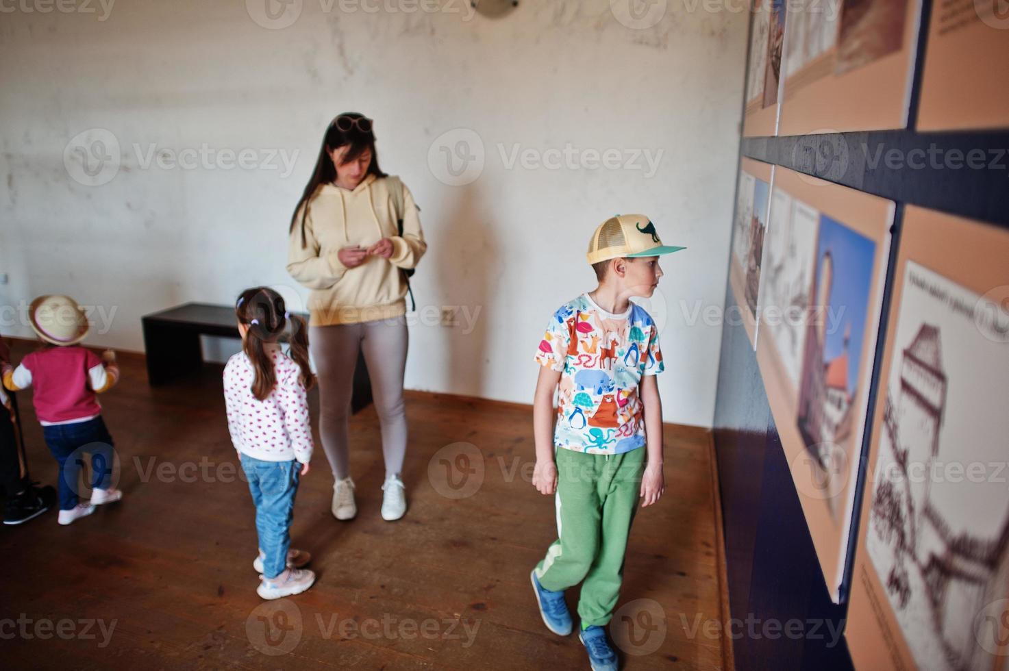 los niños miran la exposición del castillo en veveri, república checa. foto