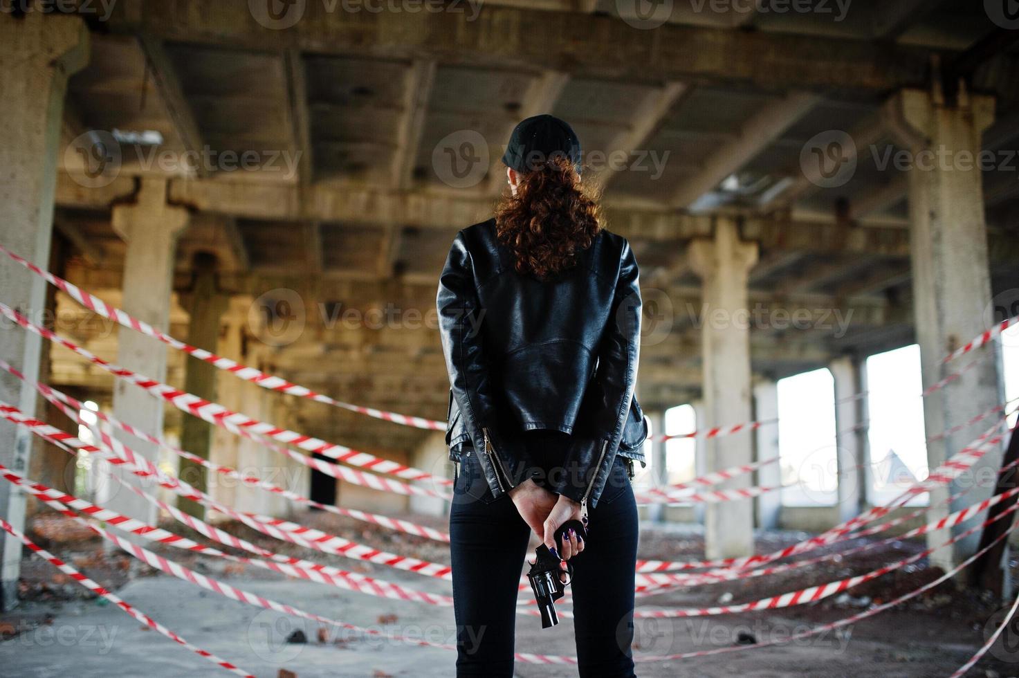 sexy agente femenina del fbi en un lugar abandonado. foto