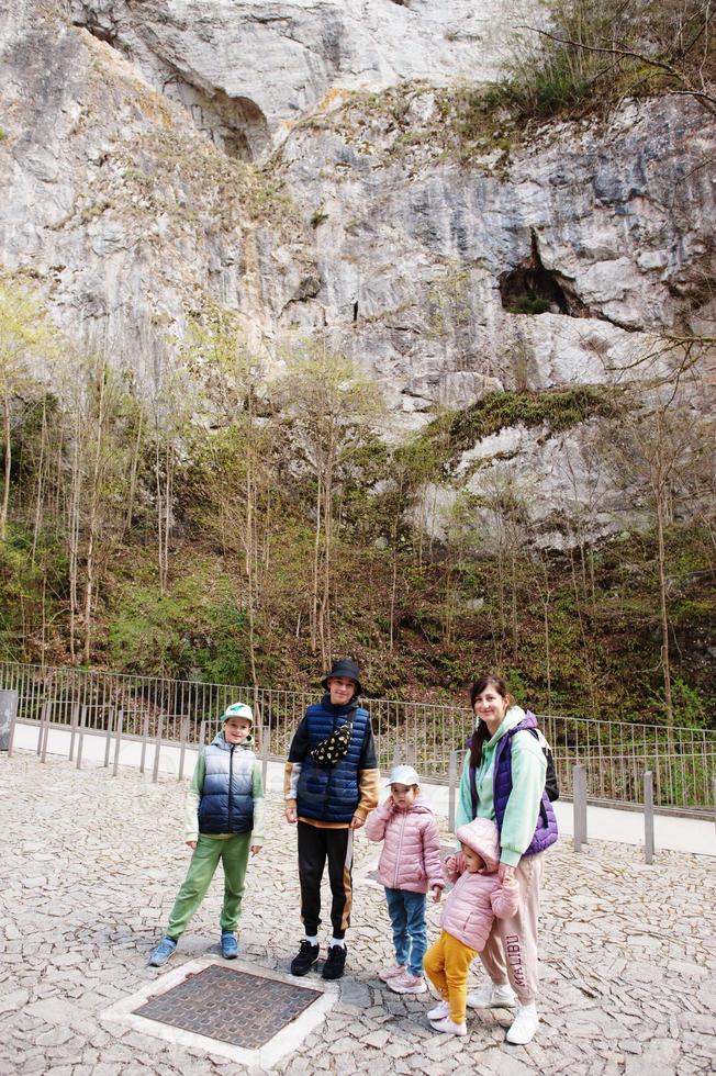 la familia explora en las cuevas de punkva al aire libre cerca de las rocas, república checa. foto