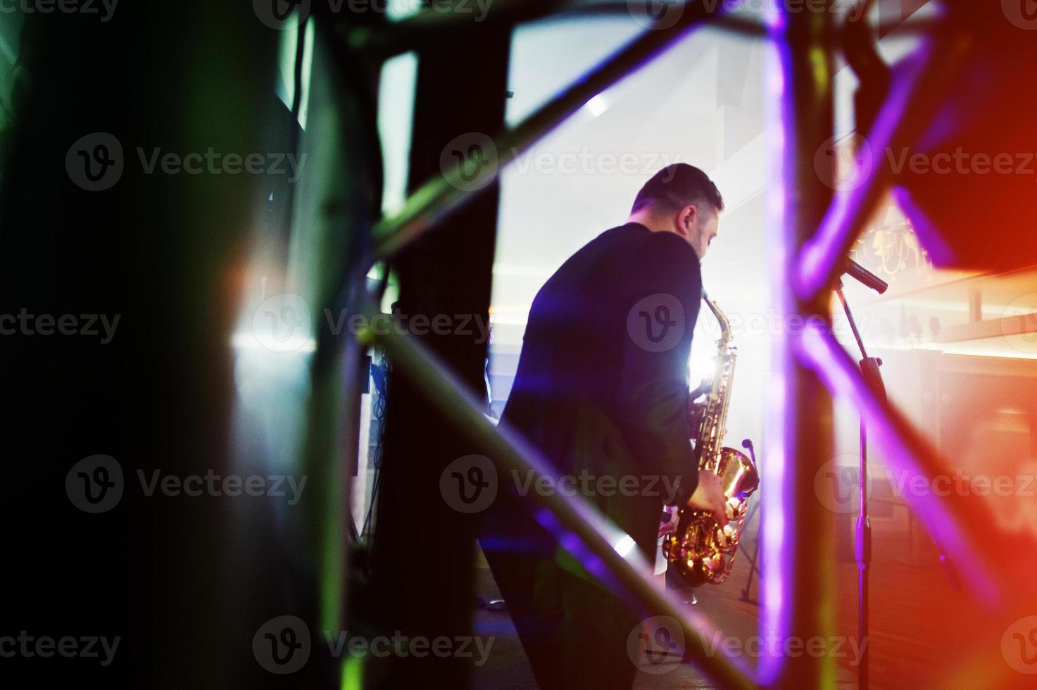 banda de música musical en vivo actuando en un escenario con diferentes luces. foto