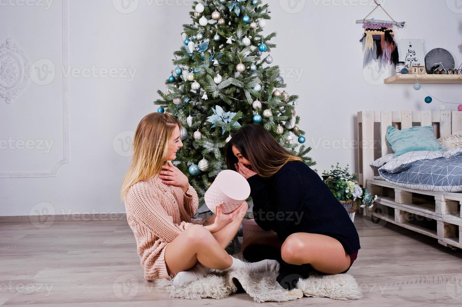 dos amigas hermosas y divertidas foto