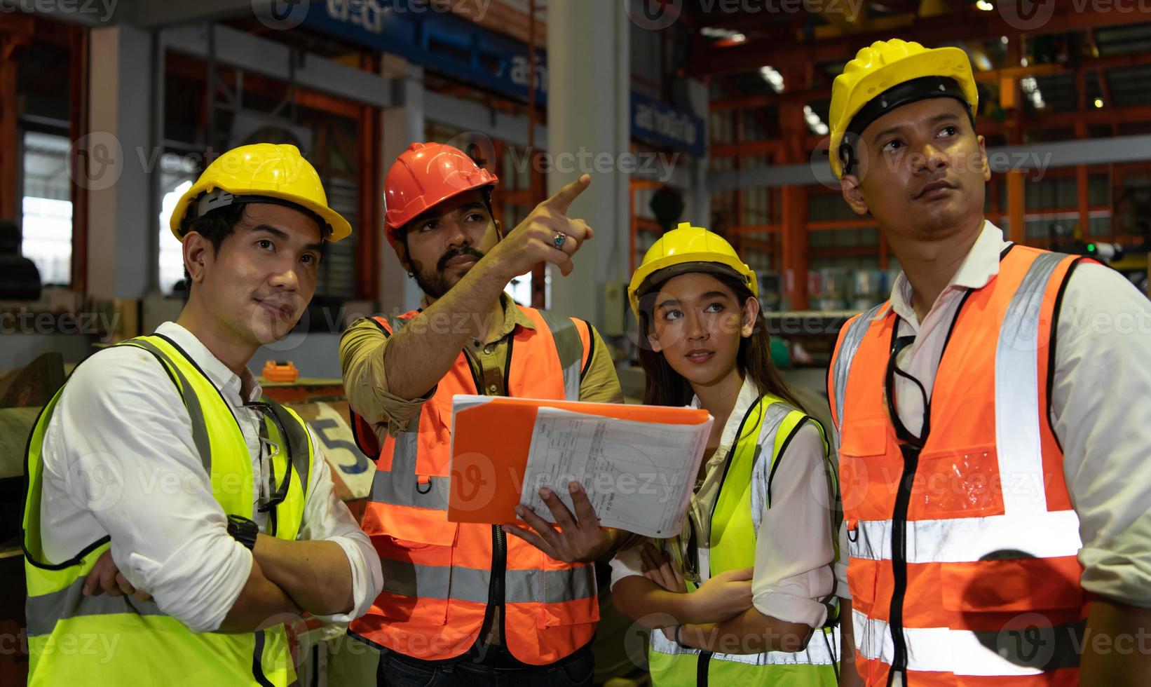 El líder del equipo de ingeniería asesora al equipo técnico y al equipo de inspección de calidad. foto