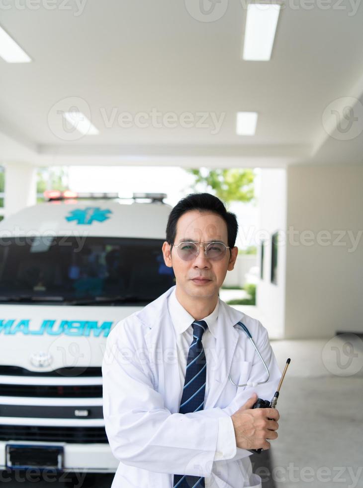 médico de ambulancia para ser responsable de los primeros auxilios a los pacientes que experimentan emergencias en diferentes zonas de la ciudad. foto