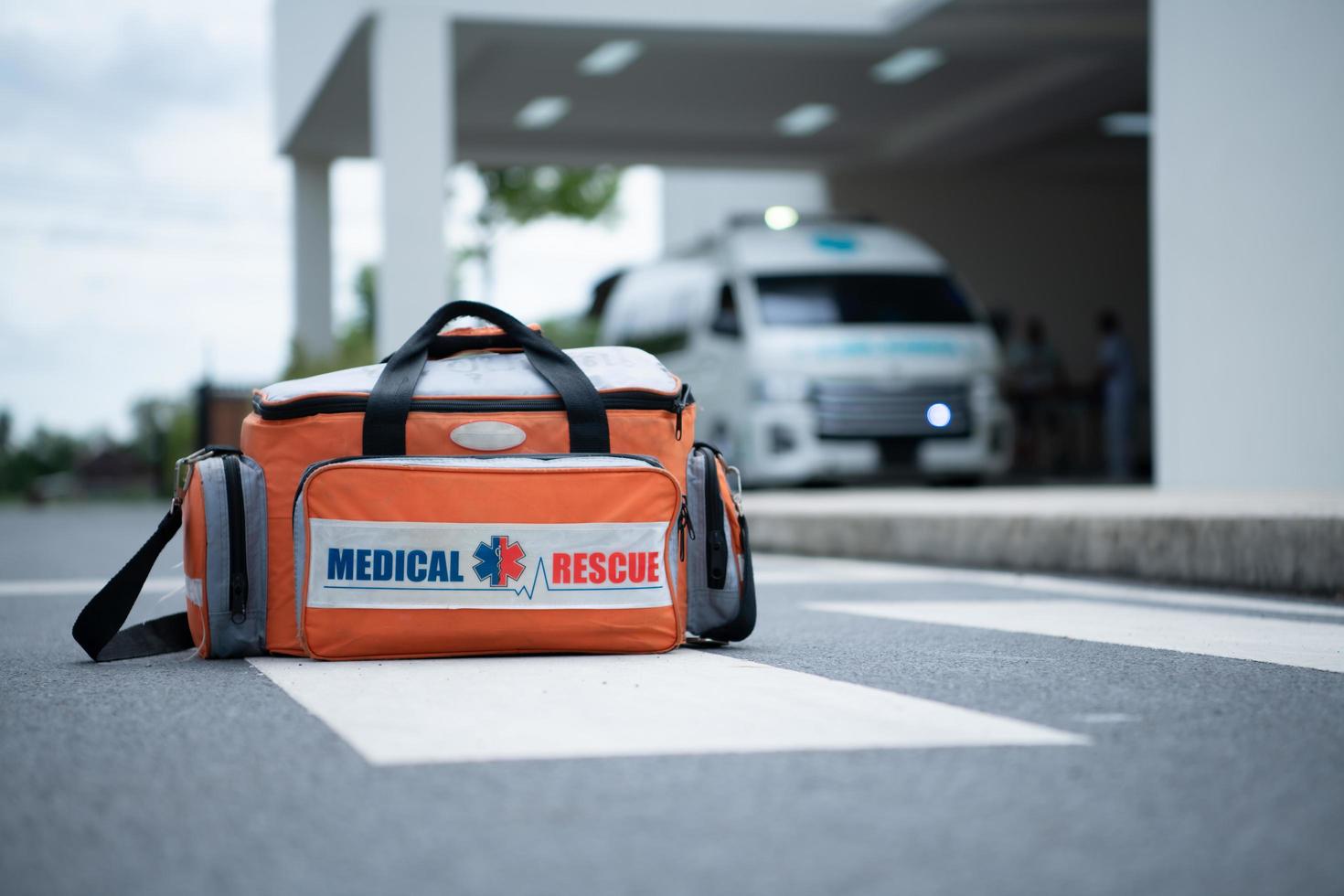 bolsa de primeros auxilios, para el equipo médico que realiza primeros auxilios en accidentes en la ambulancia foto