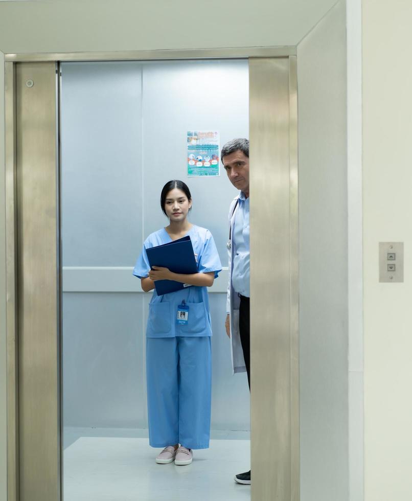 Doctor who has expertise in heart disease Prepare for a thorough surgery on heart patients. because it is an important case of heart replacement surgery photo