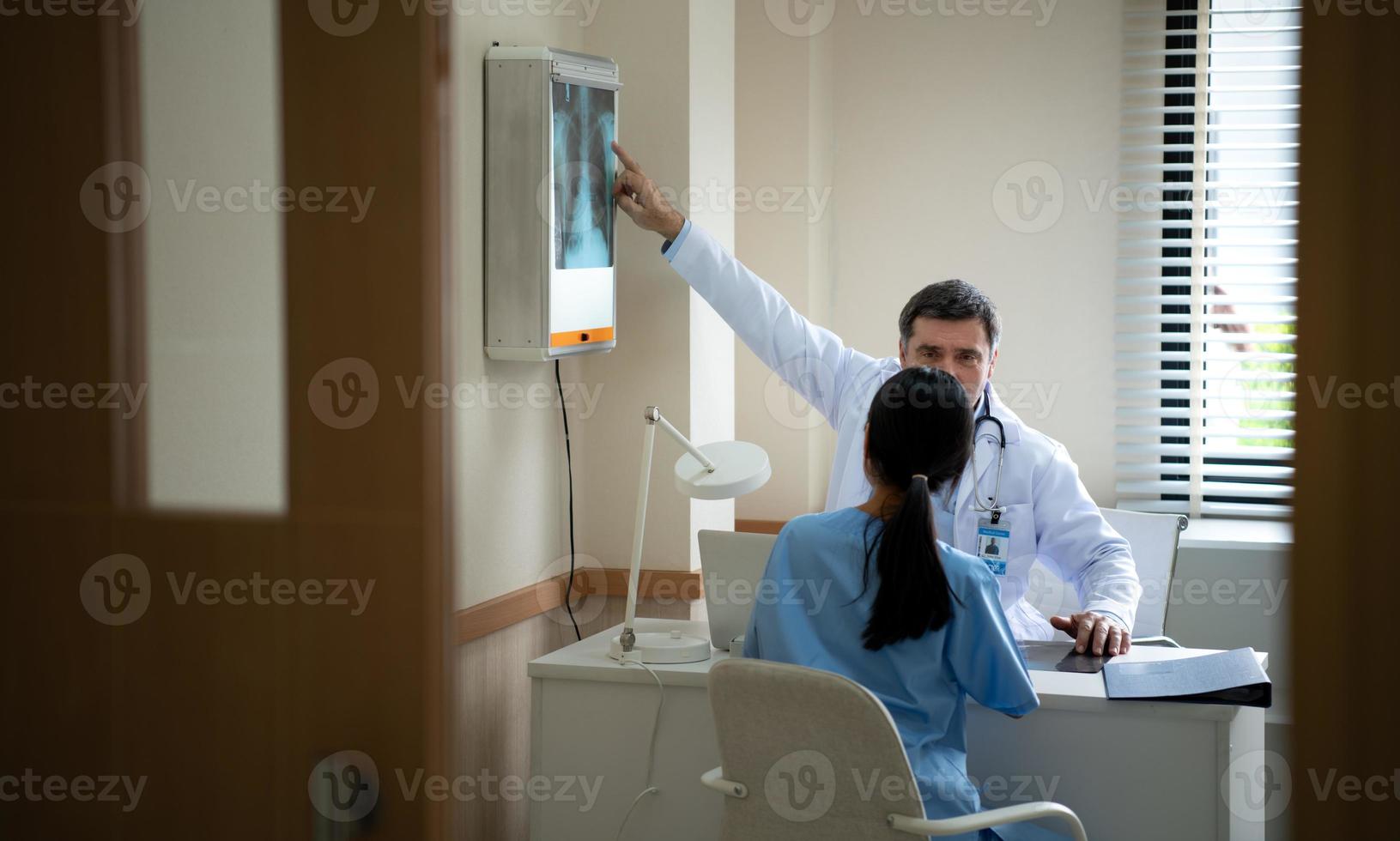 médico con experiencia en enfermedades cardíacas se prepara para una cirugía completa en pacientes cardíacos. porque es un caso importante de cirugía de reemplazo de corazón foto