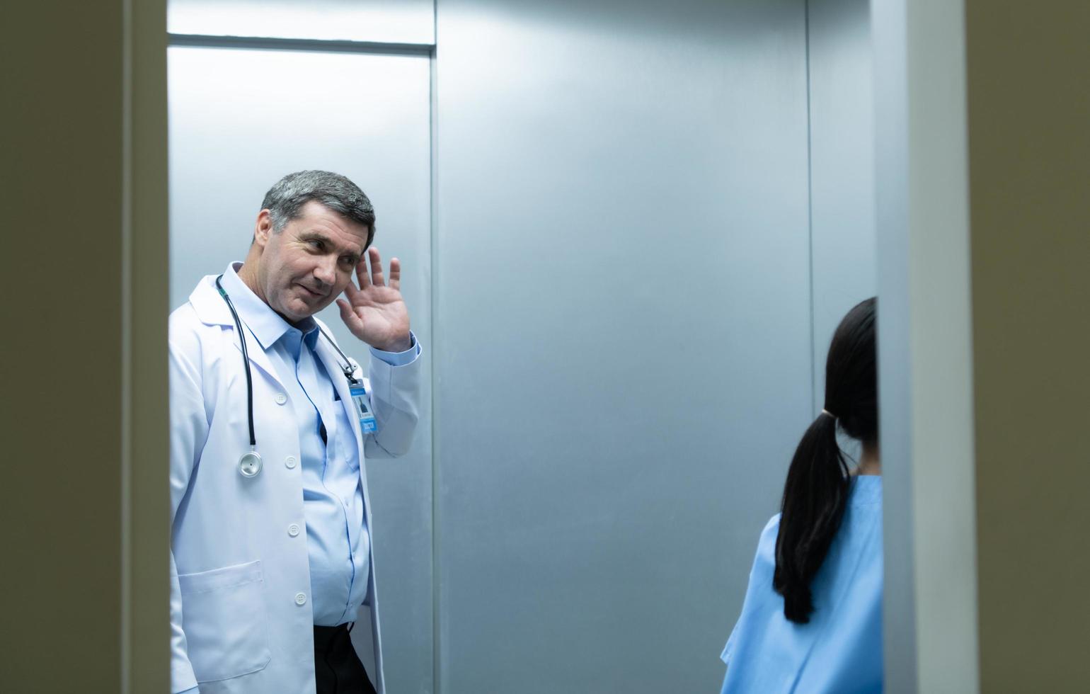 médico con experiencia en enfermedades cardíacas se prepara para una cirugía completa en pacientes cardíacos. porque es un caso importante de cirugía de reemplazo de corazón foto