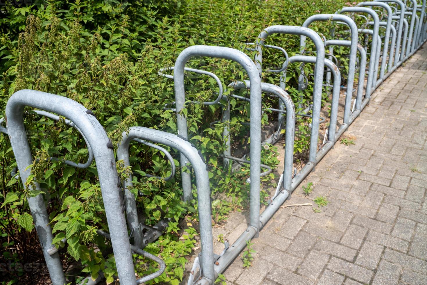 puesto de bicicletas con muchas malas hierbas foto