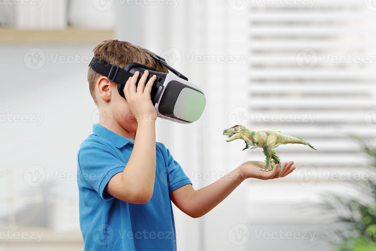 niño con gafas vr proyecta un dinosaurio en su brazo. el concepto de utilizar la realidad virtual en la educación foto