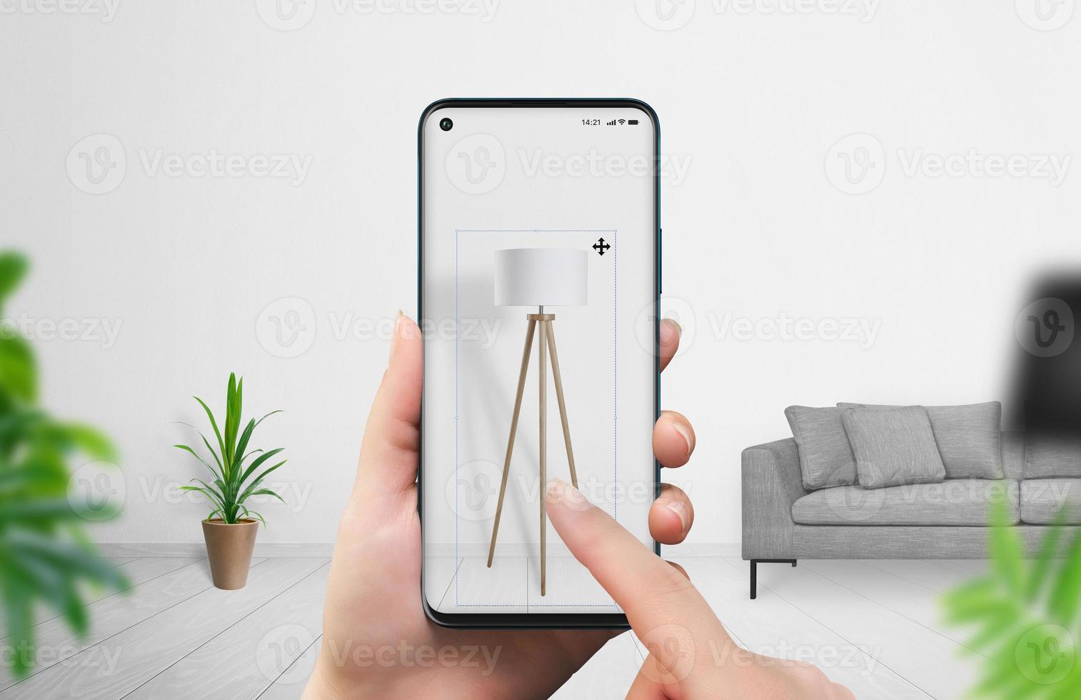 comprar muebles con el concepto de aplicación de realidad aumentada. mujer instala una lámpara en su sala de estar con un teléfono inteligente foto