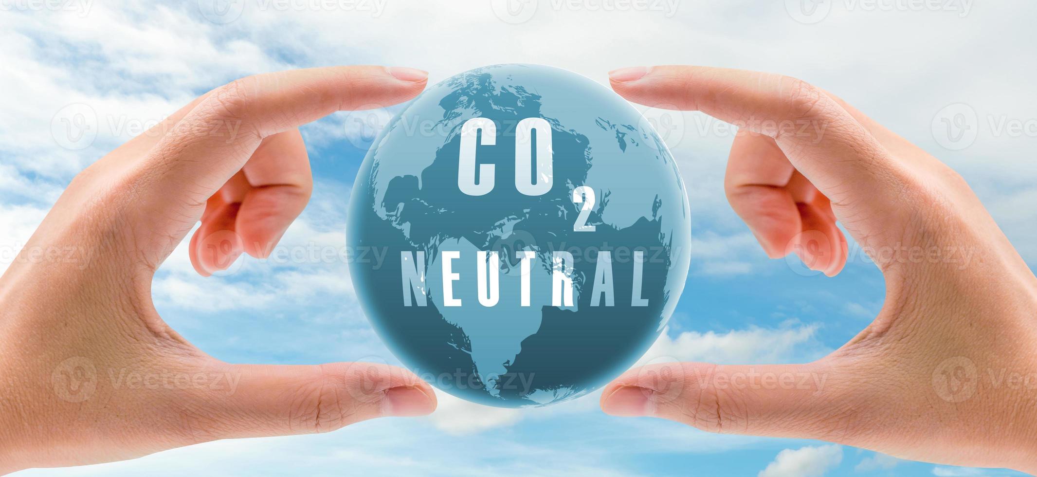 concepto de carbono neutral. mano sosteniendo co2 neutral en el mapa del mundo sobre cielo azul y fondo de nubes blancas. Día del Medio Ambiente. banner web neutral en carbono. asunto del medio ambiente. concepto global de neutralidad de carbono. foto