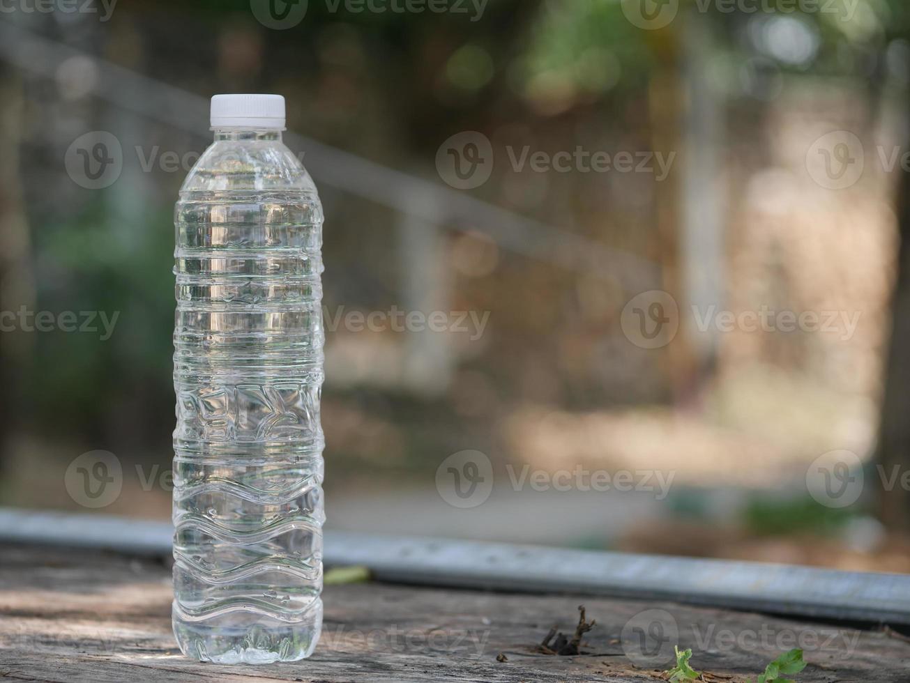 botella de agua con fondo bokeh el agua es vida foto