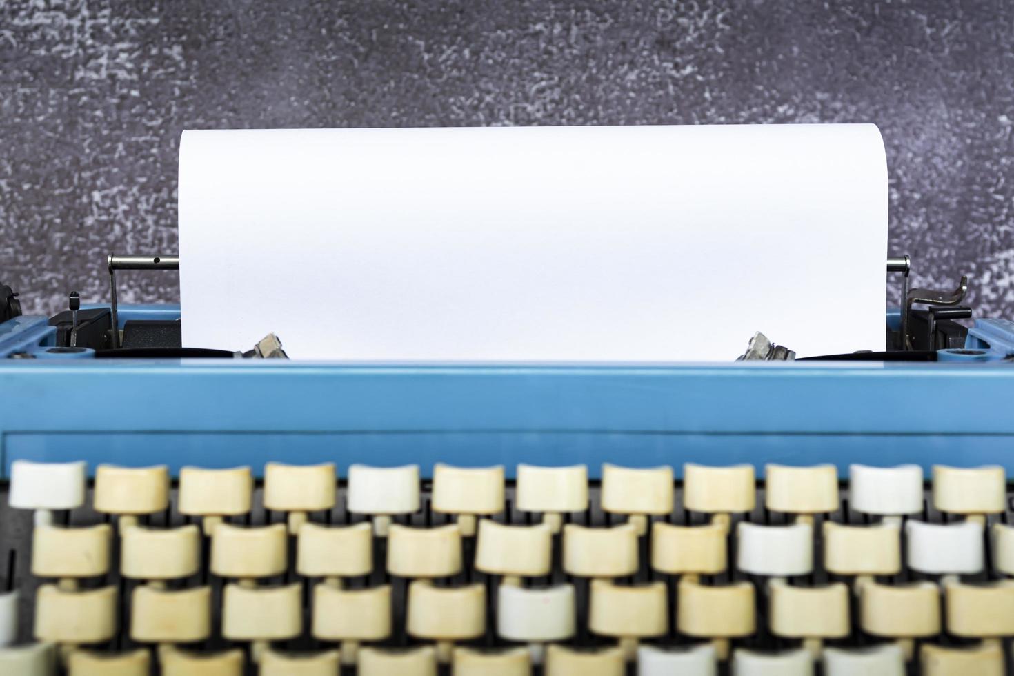 una vieja máquina de escribir clásica. copie el espacio con fines de texto. antecedentes. foto