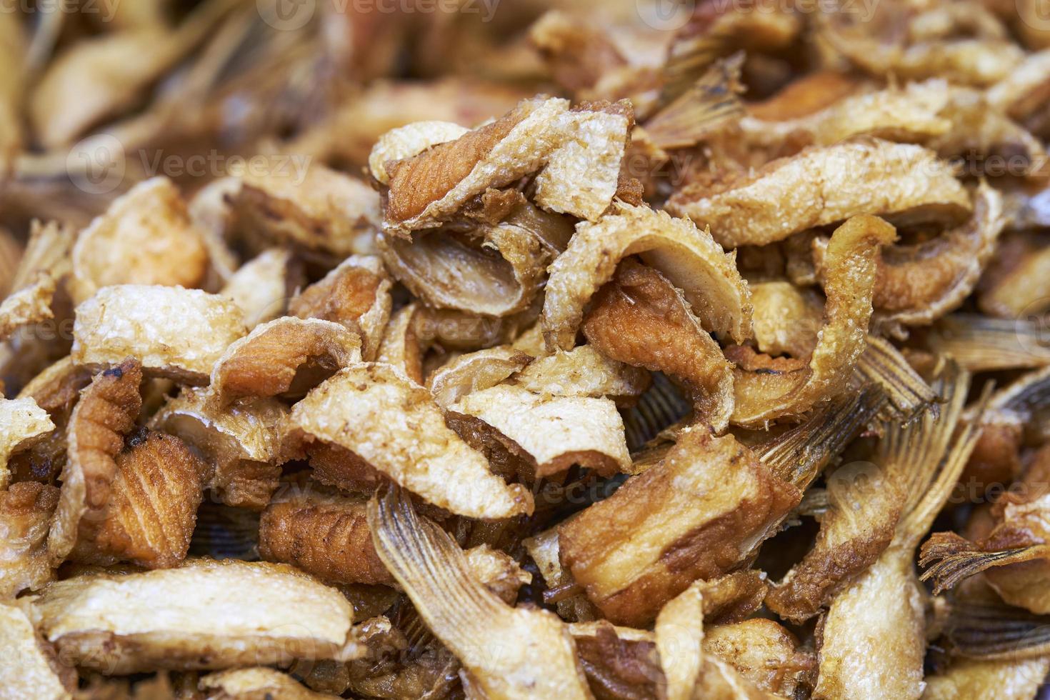 cerrar pila de piel de salmón frito crujiente, mercado de comida callejera tailandesa foto