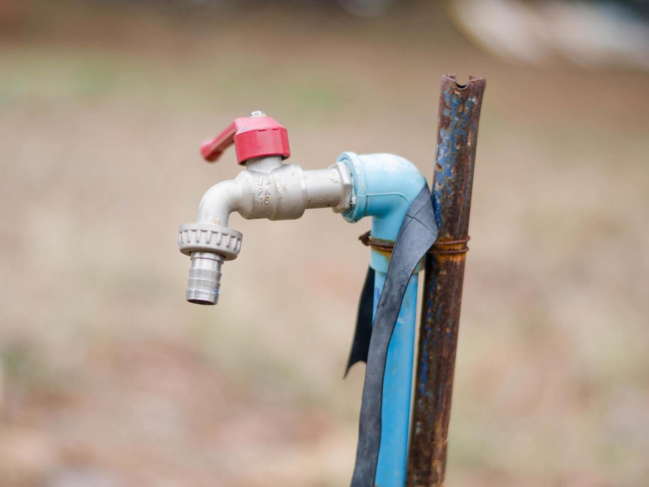 gota de agua en el grifo, fugas de agua foto