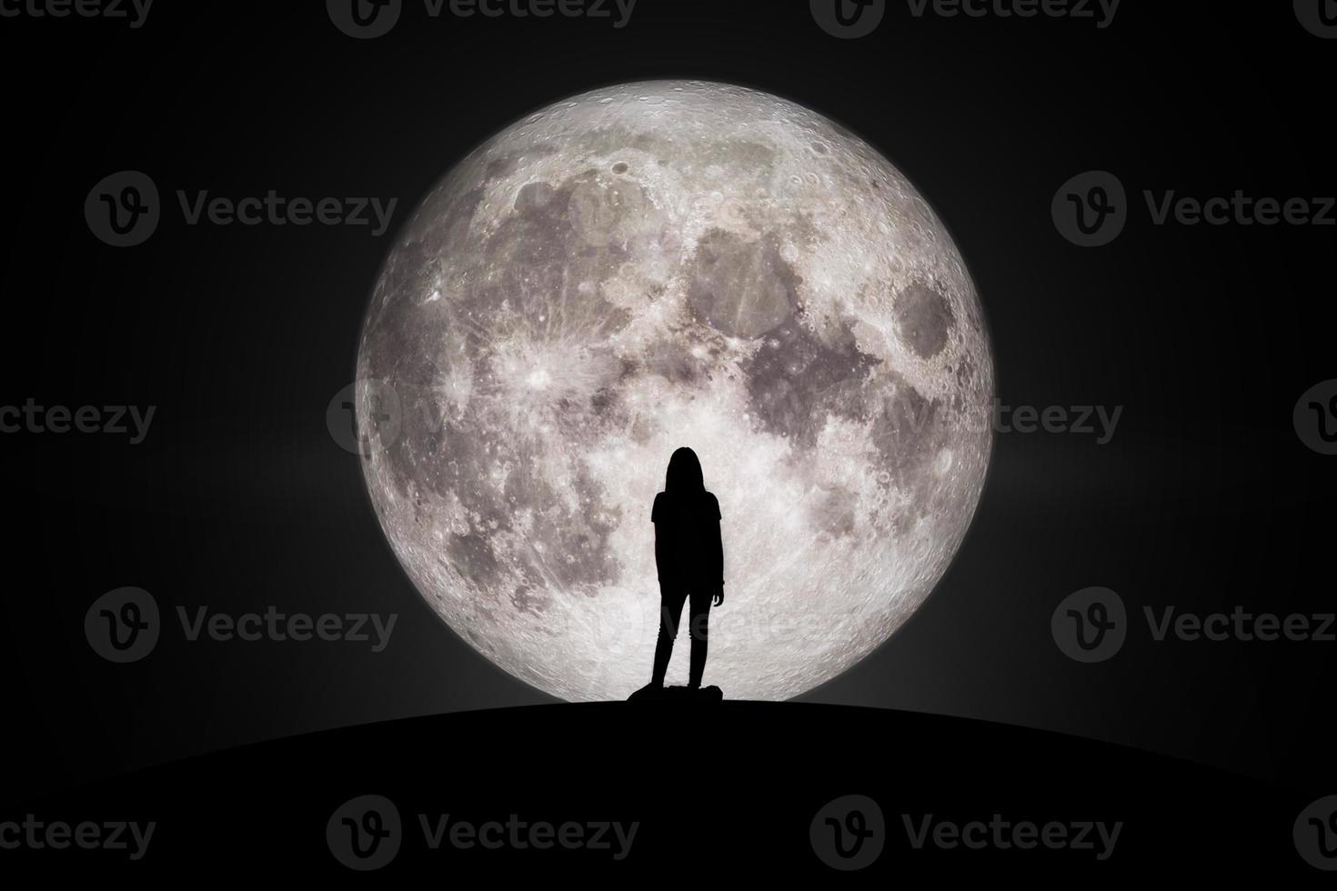 silueta de mujeres mirando la luna con esperanza de cumplimiento en el amor. elementos de esta imagen proporcionada por la nasa. foto