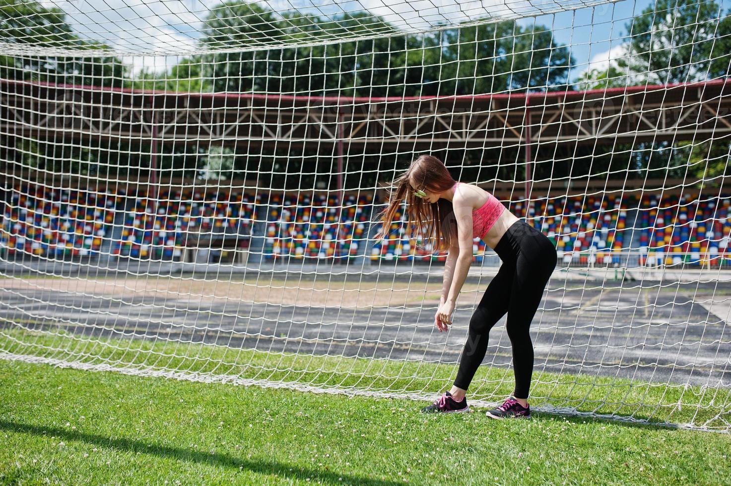 chica deportiva fitness en ropa deportiva en un estadio de fútbol