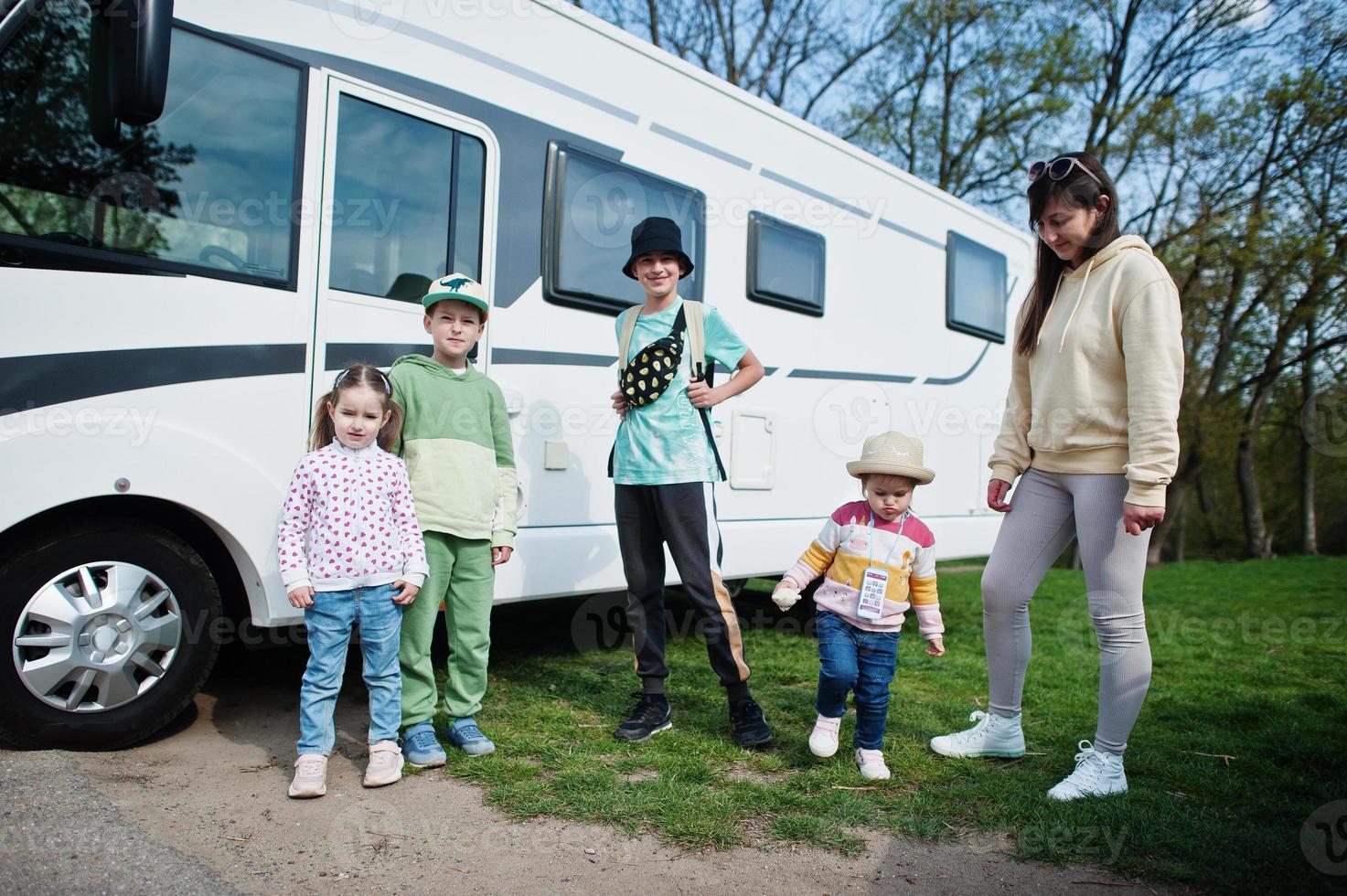 madre con cuatro hijos viaja en autocaravana rv camper van. foto