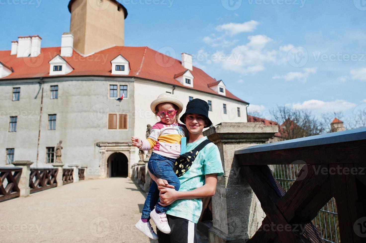 hermano con hermana pequeña en manos en el castillo de veveri, república checa. foto