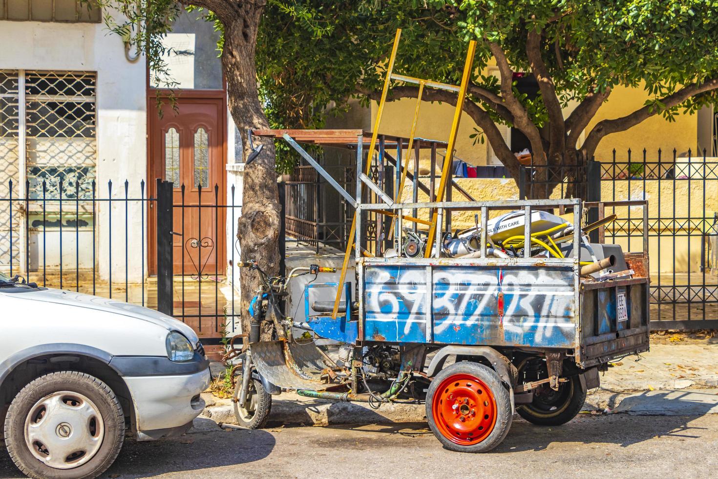 atenas attica grecia 2018 calles típicas edificios de carreteras coches en grecia capital atenas grecia. foto